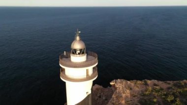 Moscarter deniz fenerinin Ibiza adasının kuzeyindeki Portinatx kasabasındaki hava görüntüleri..
