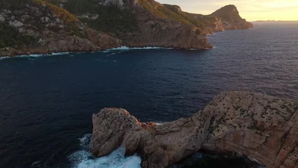 Ses Margalides ön, framför porten till himlen synvinkel i Ibiza vid solnedgången, drönare bilder. — Stockvideo