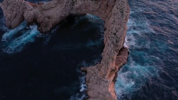 Insel Ses Margalides, vor dem Himmelstor auf Ibiza bei Sonnenuntergang, Drohnenaufnahmen. — Stockvideo