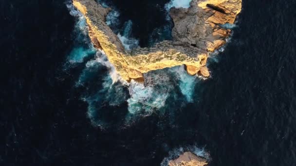 Wyspa Ses Margalides, przed Bramami Niebios na Ibizie o zachodzie słońca, zdjęcia dronów. — Wideo stockowe