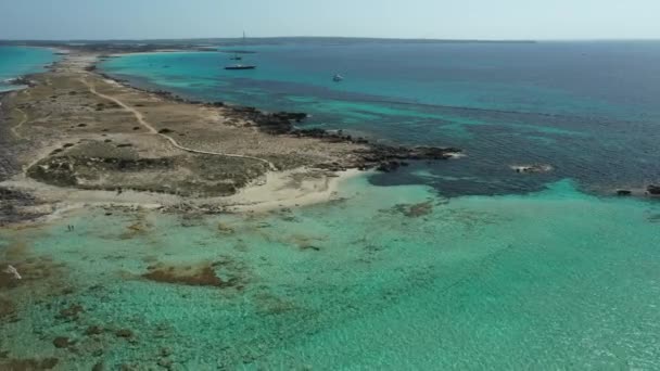 Playa de Illetes en Formentera, aguas turquesas y arena blanca desde una vista al dron. — Vídeos de Stock