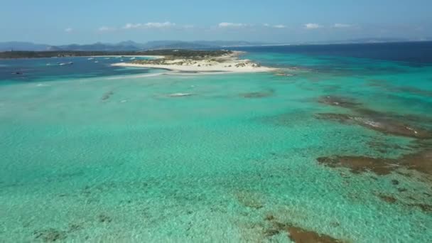Formentera 'daki Illetes plajı, turkuaz sular ve insansız hava aracı manzaralı beyaz kum.. — Stok video