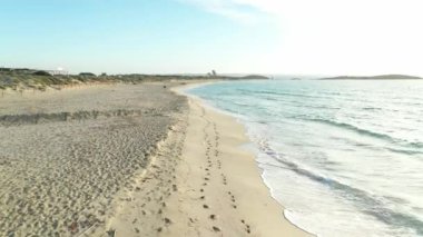 Formentera, gün batımında Illetes sahilinde uçan insansız hava aracı..