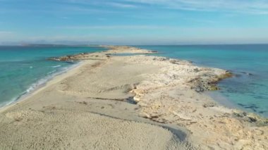 Formentera 'daki Illetes plajı, turkuaz sular ve insansız hava aracı manzaralı beyaz kum..
