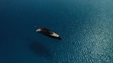 Formentera açıklarında bir İHA ile kaydedilen siyah lüks yat..