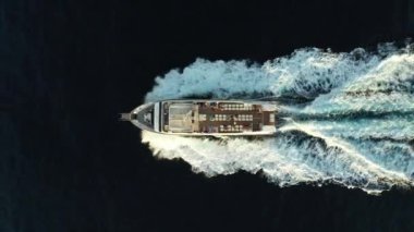 Akdeniz 'in üzerinde bir gemi manzarası. İbiza açıklarında..