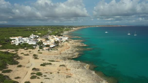 Formentera, dron sobrevolando la playa de Es Calo. Barcos y yates fondean frente a la playa. — Vídeos de Stock