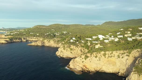Flygfoto över Ibizas kust. Cala Vedella strand drönare bilder, Ibiza ön — Stockvideo
