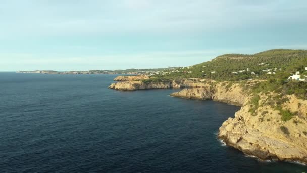Luftaufnahme der Küste von Ibiza. Drohnenaufnahmen vom Strand Cala Vedella auf der Insel Ibiza — Stockvideo