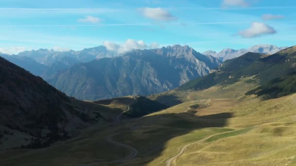 Hegyvidéki táj Cerler város területén, Huesca. Hegyek a Pireneusokban egy drónból nézve. — Stock videók