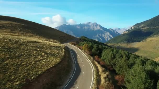 Hegyvidéki táj Cerler város területén, Huesca. Hegyek a Pireneusokban egy drónból nézve. — Stock videók