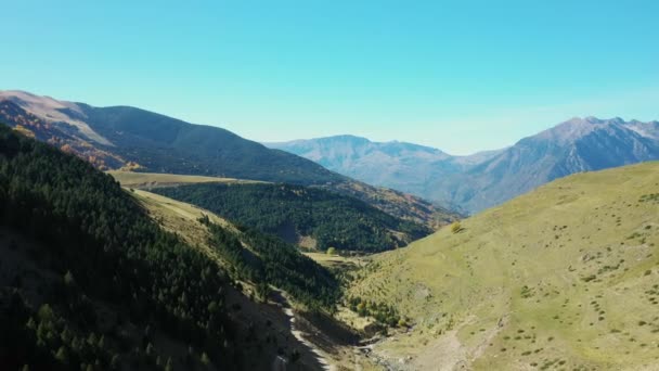 Hegyvidéki táj Cerler város területén, Huesca. Hegyek a Pireneusokban egy drónból nézve. — Stock videók
