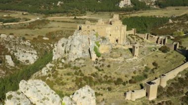 İspanya, Huesca 'daki Loarre kalesinin kalıntıları. İnsansız hava aracı görüntüsü. Antik anıt, İspanya 'nın mirası.