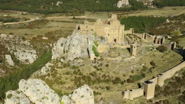 Restos do castelo de Loarre em Huesca, Espanha. Uma vista de drone. Monumento antigo, património de Espanha. — Vídeo de Stock