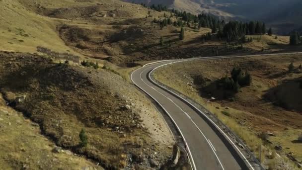 Hegyvidéki táj Cerler város területén, Huesca. Hegyek a Pireneusokban egy drónból nézve. — Stock videók