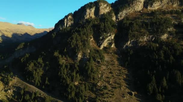 Podzim v lesích Pyrenejských hor v Huesce, Aragon. Záběry dronů. — Stock video