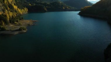 Sonbaharda Huesca şehrinde Pireneler 'deki su barajı. İnsansız hava aracı görüntüleri.