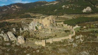 İspanya, Huesca 'daki Loarre kalesinin kalıntıları. İnsansız hava aracı görüntüsü. Antik anıt, İspanya 'nın mirası.