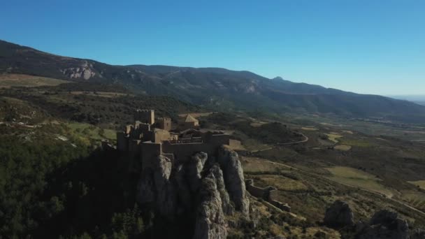 Restos do castelo de Loarre em Huesca, Espanha. Uma vista de drone. Monumento antigo, património de Espanha. — Vídeo de Stock