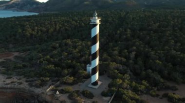 Moscarter deniz fenerinin Ibiza adasının kuzeyindeki Portinatx kasabasındaki hava görüntüleri..