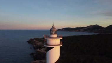 Moscarter deniz fenerinin Ibiza adasının kuzeyindeki Portinatx kasabasındaki hava görüntüleri..