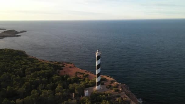 Vídeo aéreo del faro de Moscarter, en Portinatx, un pueblo al norte de la isla de Ibiza. — Vídeos de Stock