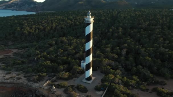 Воздушное видео маяка Москарт в Портинатксе, городе на севере острова Ибица. — стоковое видео