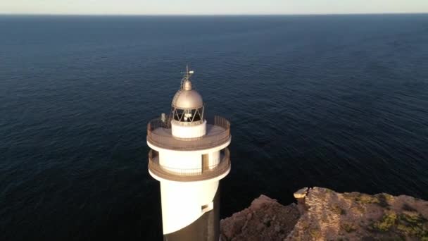 Воздушное видео маяка Москарт в Портинатксе, городе на севере острова Ибица. — стоковое видео