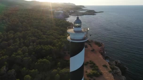 Luchtfoto van de Moscarter vuurtoren, in Portinatx, een stad in het noorden van het eiland Ibiza. — Stockvideo