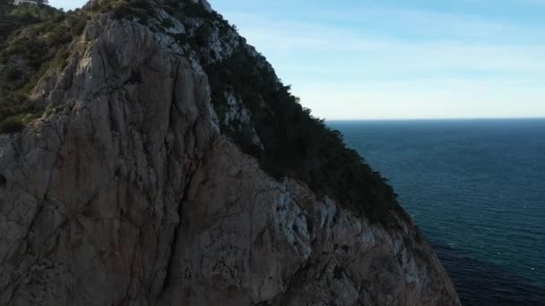 Costa norte de la isla de Ibiza. Lugar arbolado con grandes precipicios. Sant Joan de Labritja, Ibiza. Imágenes de drones. — Vídeos de Stock