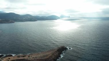 Vedra istikametinde Cala Tarida üzerinde uçan insansız hava aracı. İbiza.