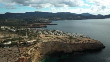 Sant Josep de sa Talaia, Ibiza 'daki Cala Codolar plajına doğru uçan insansız hava aracı..