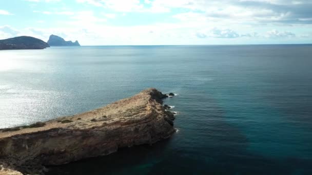 E. Vedraの方向にCala Tarida上空を飛行するドローン。イビサ島. — ストック動画