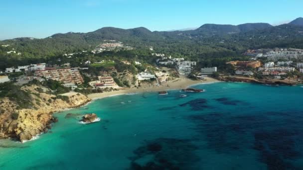 Drönaren flyger över stranden i Cala Tarida. Ibiza Ordförande. — Stockvideo