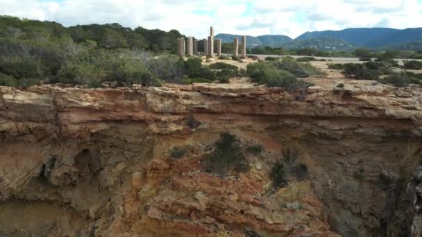 Drone voando em direção ao monumento Tempo e Espaço, em Cala Llentia, Ibiza. — Vídeo de Stock