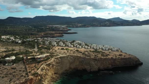 Drone volando hacia la playa de Cala Codolar, en Sant Josep de sa Talaia, Ibiza. — Vídeos de Stock