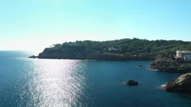 Santa Eulalia, İbiza 'daki Cala Mastella plajının klibi..