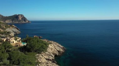 Santa Eulalia, İbiza 'daki Cala Mastella plajının klibi..