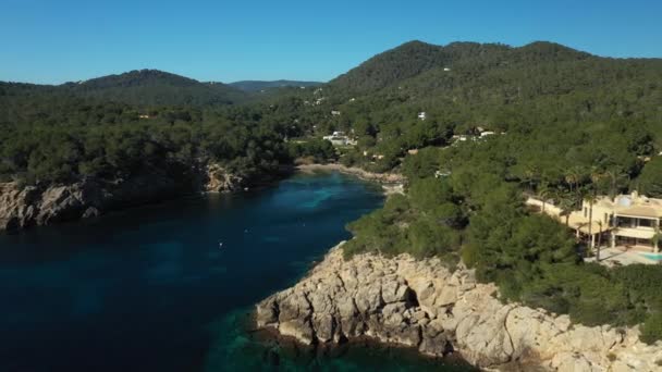 Vídeo aéreo da praia Cala Mastella, na cidade de Santa Eulália, em Ibiza. — Vídeo de Stock