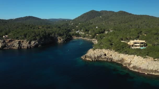 Vídeo aéreo da praia Cala Mastella, na cidade de Santa Eulália, em Ibiza. — Vídeo de Stock