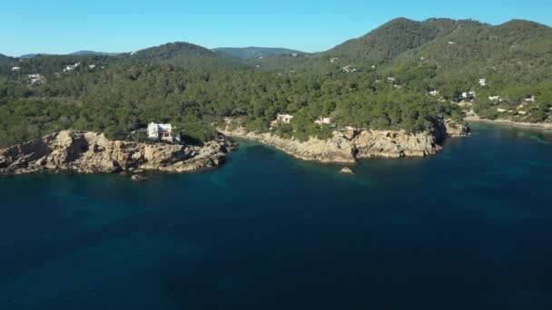 Ibiza的Santa Eulalia镇Cala Mastella海滩的空中录像. — 图库视频影像