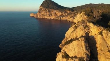 Cap Nono, Santa Ines, İbiza 'daki uçurumların hava görüntüleri..