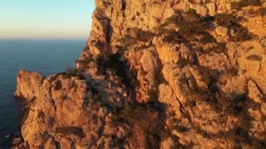 Cap Nono, Santa Ines, İbiza 'daki uçurumların hava görüntüleri..