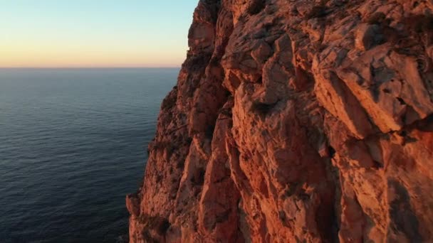 Luftaufnahme der Klippen in der Gegend von Cap Nono, in Santa Ines, Ibiza. — Stockvideo