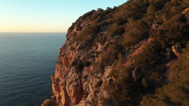 Vídeo aéreo das falésias na área de Cap Nono, em Santa Inês, Ibiza. — Vídeo de Stock