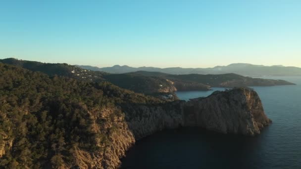 Vídeo aéreo de los acantilados de la zona de Cap Nono, en Santa Ines, Ibiza. — Vídeos de Stock