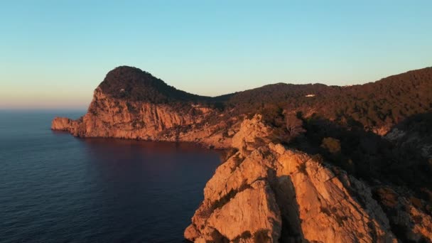 Vídeo aéreo de los acantilados de la zona de Cap Nono, en Santa Ines, Ibiza. — Vídeos de Stock