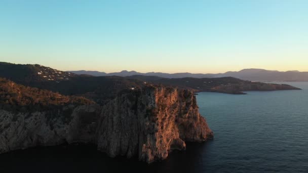 Vídeo aéreo de los acantilados de la zona de Cap Nono, en Santa Ines, Ibiza. — Vídeos de Stock