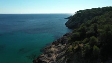 San Antonio Abad, İbiza 'daki Cala Salada' nın hava manzarası. Deniz ve orman arasındaki güzel sahil..
