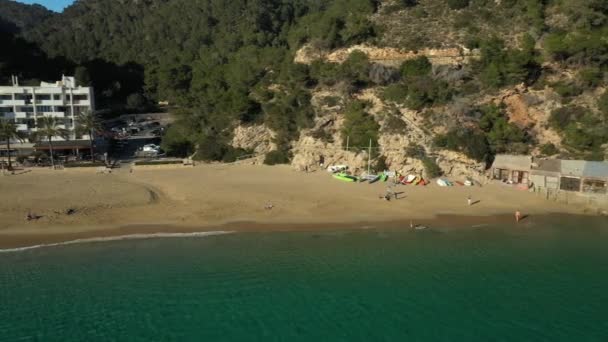 Vídeo aéreo da praia Cala San Vicente, na cidade de San Juan, Ibiza. Imagens de drones. — Vídeo de Stock